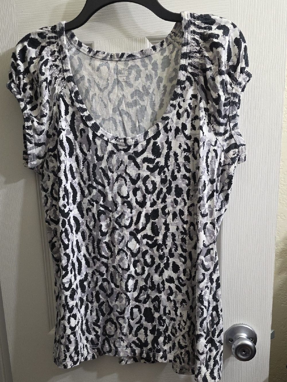 Apt. 9 Black and White Leopard Scoop Neck Tee Size XL